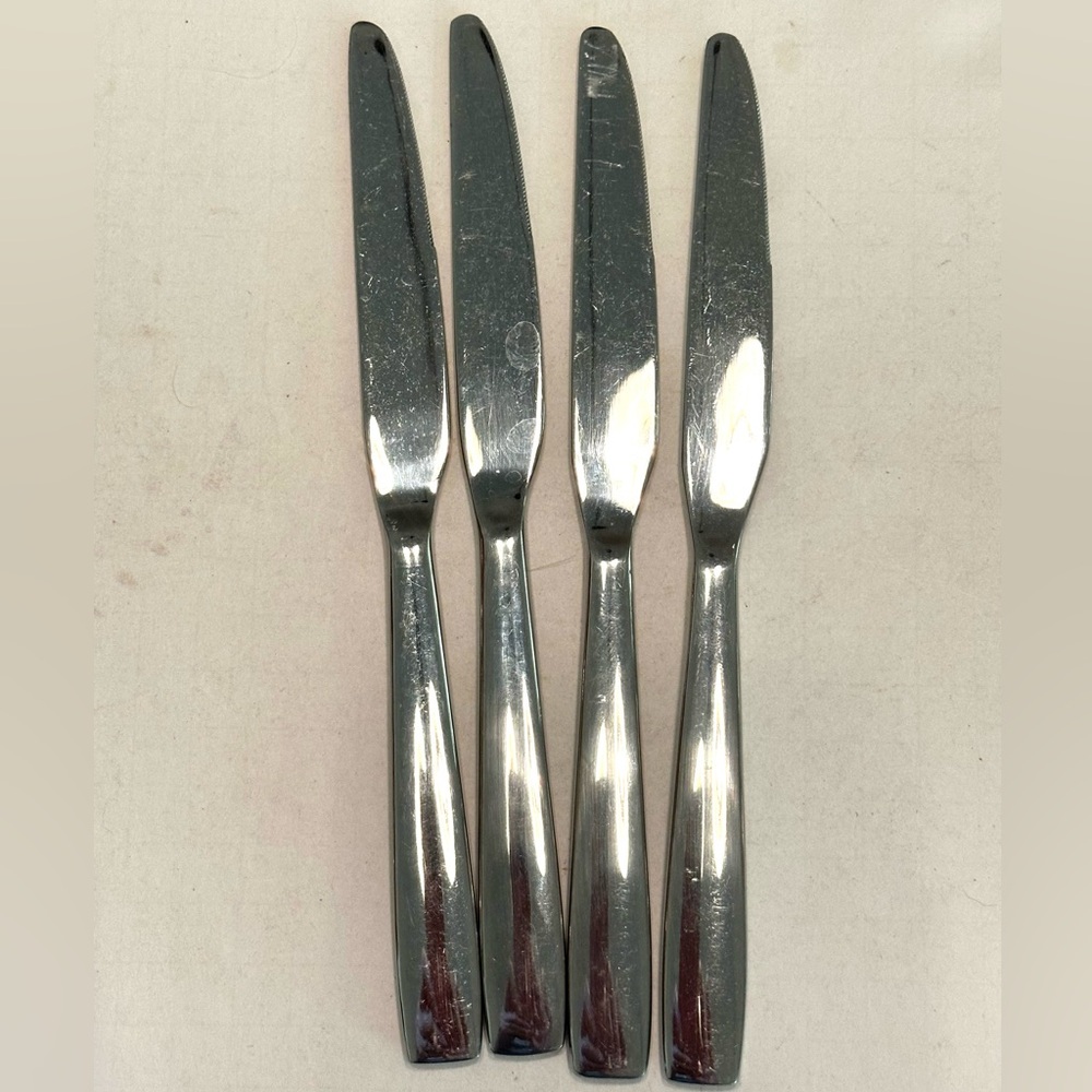 Oneida Silver Flatware Knives Set of 4 Solid Handle Serrated Edge